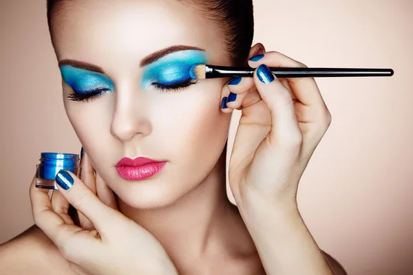 depositphotos_60842961-stock-photo-makeup-artist-applies-eye-shadow